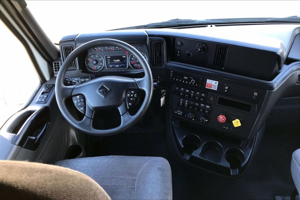 2022 CUM LT625 6×4 Sleeper