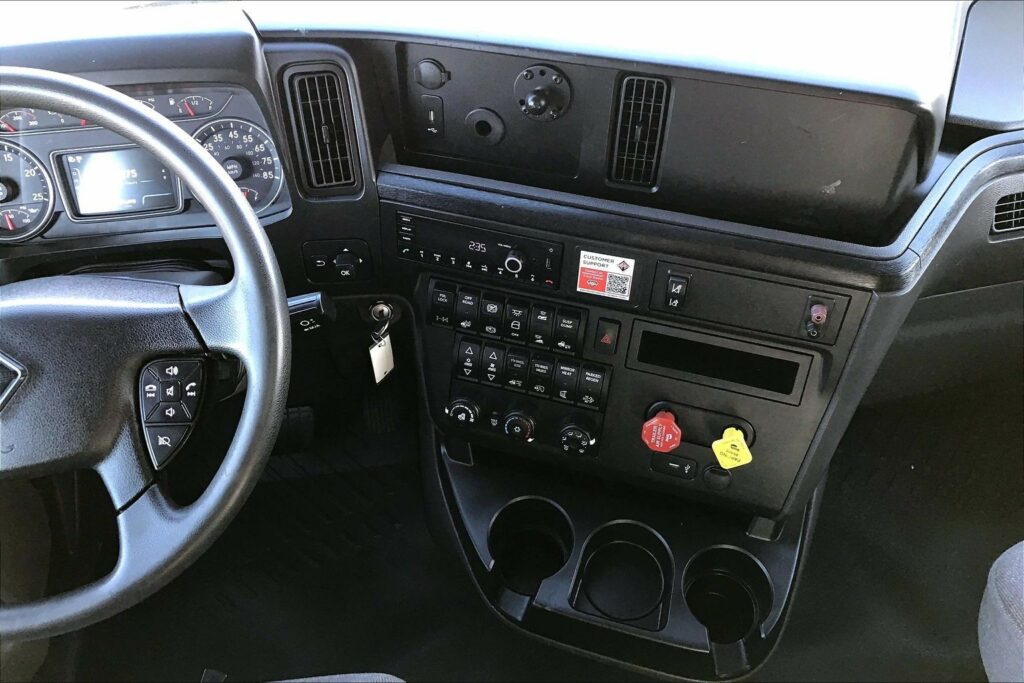 2022 CUM LT625 6×4 Sleeper