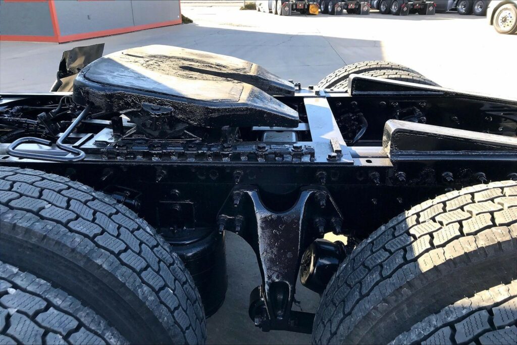 2022 CUM LT625 6×4 Sleeper