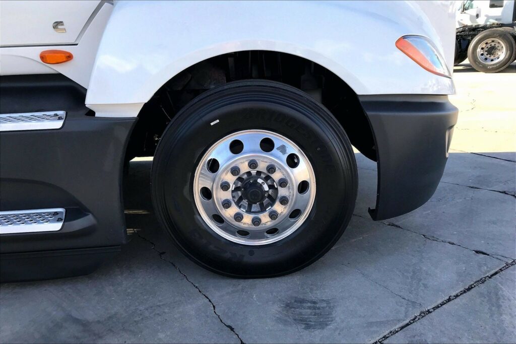 2022 CUM LT625 6×4 Sleeper