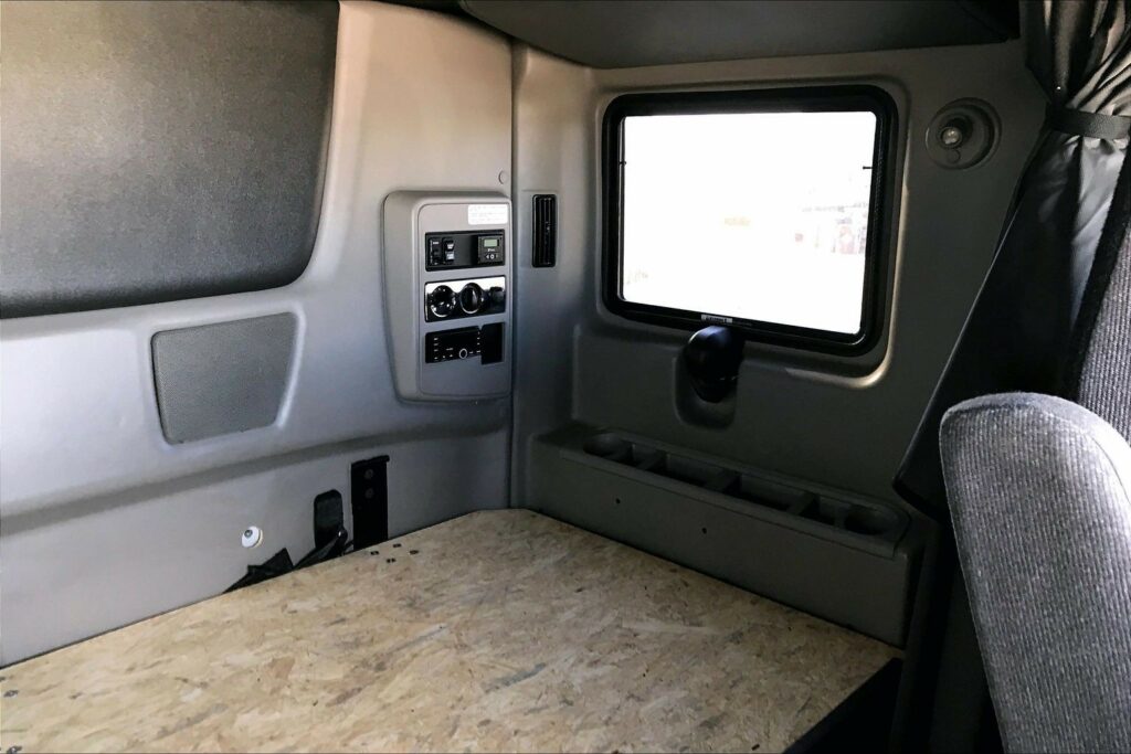 2022 CUM LT625 6×4 Sleeper