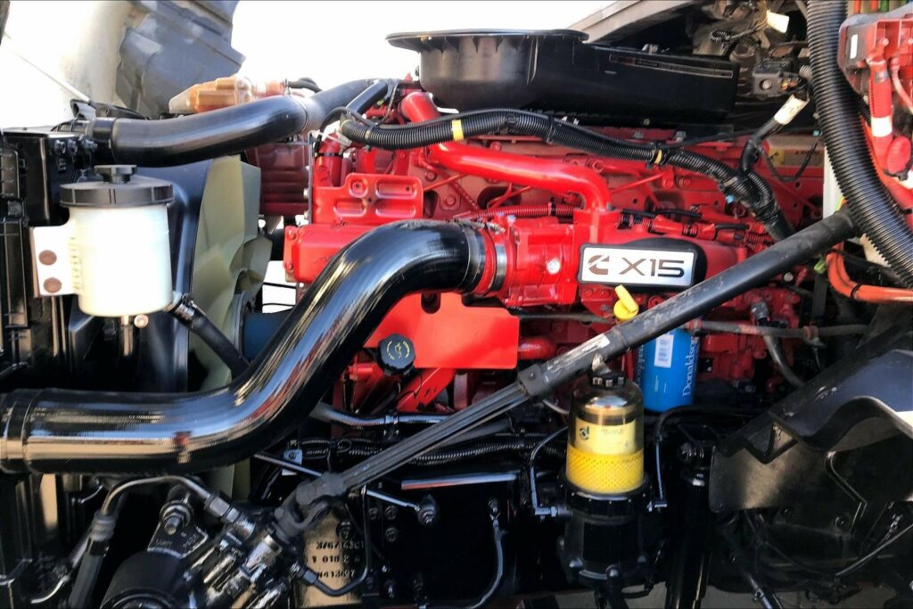 2022 CUM LT625 6×4 Sleeper