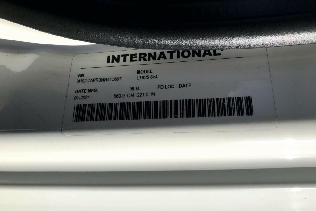 2022 CUM LT625 6×4 Sleeper