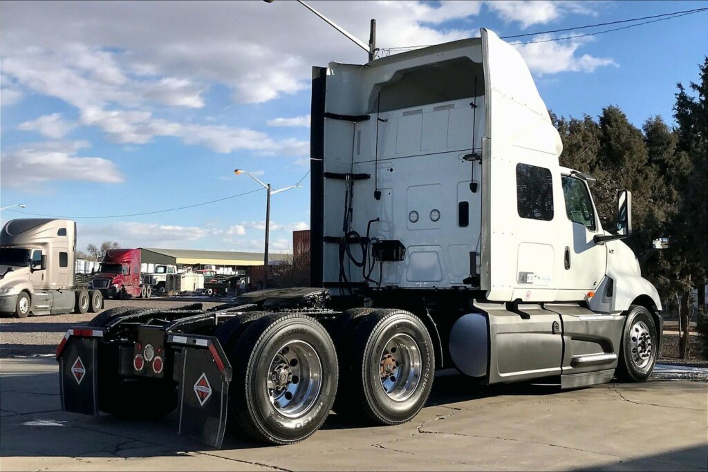 2022 CUM LT625 6×4 Sleeper