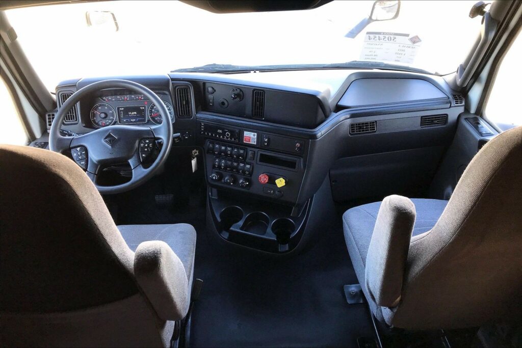 2022 CUM LT625 6×4 Sleeper