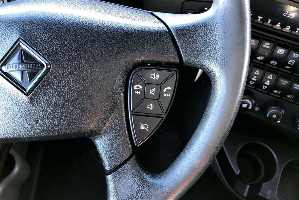 2022 CUM LT625 6×4 Sleeper