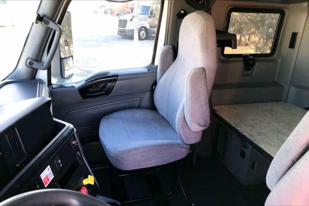 2022 CUM LT625 6×4 Sleeper