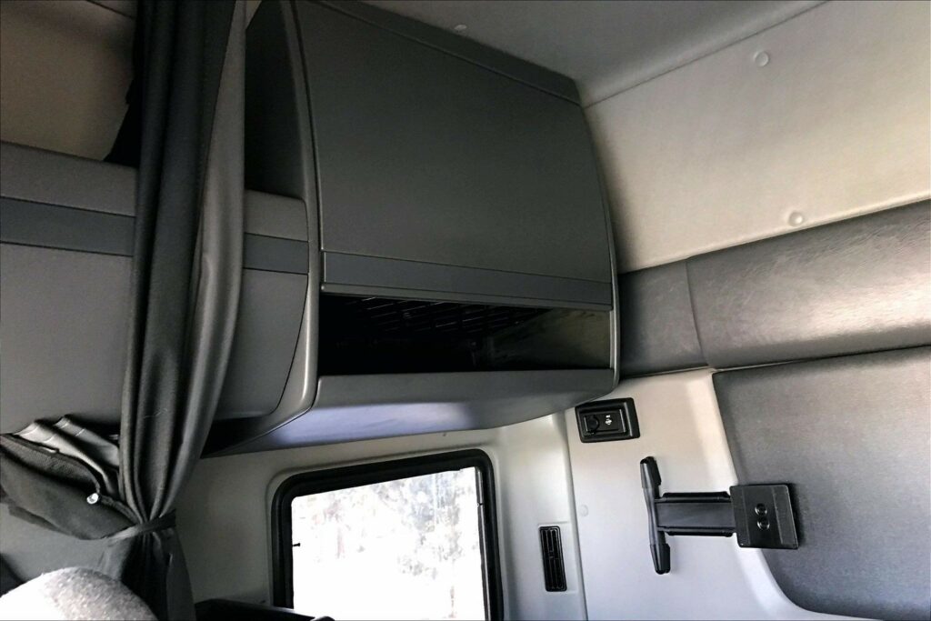 2022 CUM LT625 6×4 Sleeper