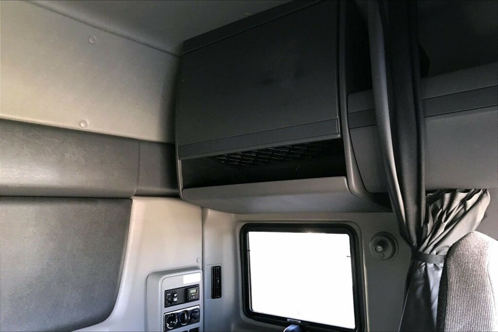 2022 CUM LT625 6×4 Sleeper