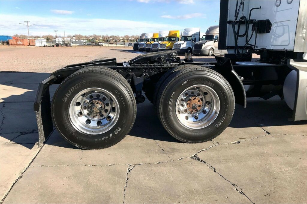 2022 CUM LT625 6×4 Sleeper