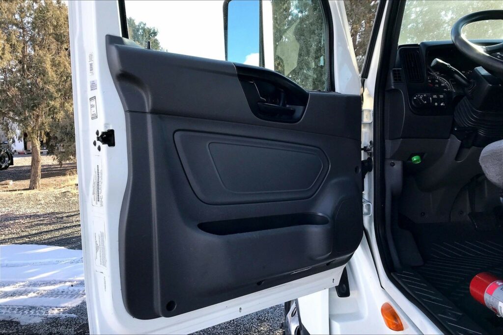 2022 CUM LT625 6×4 Sleeper