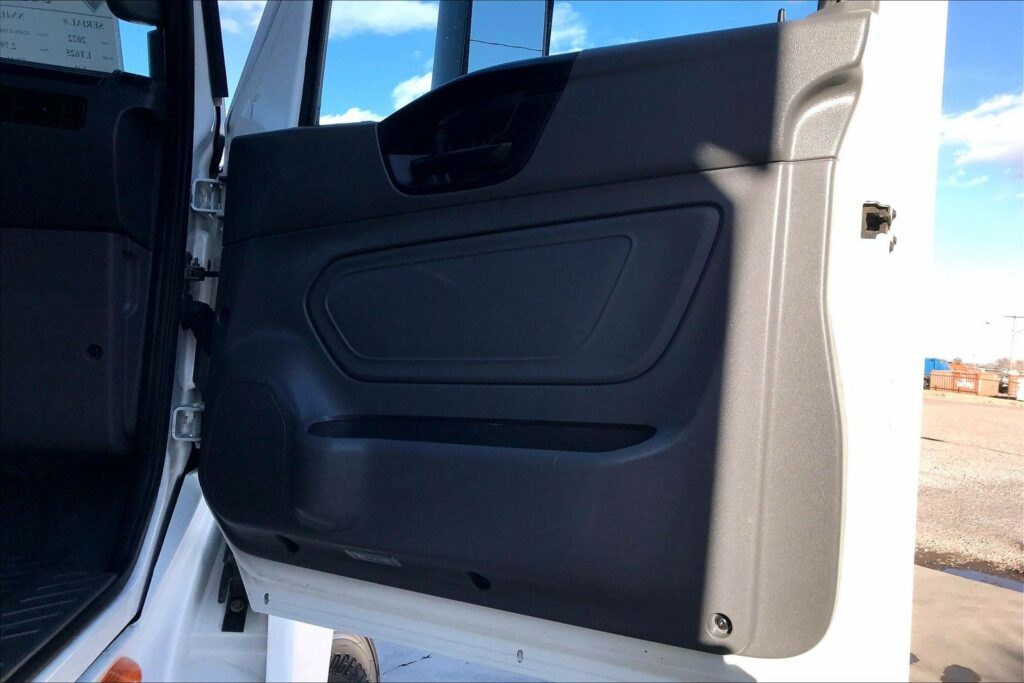 2022 CUM LT625 6×4 Sleeper