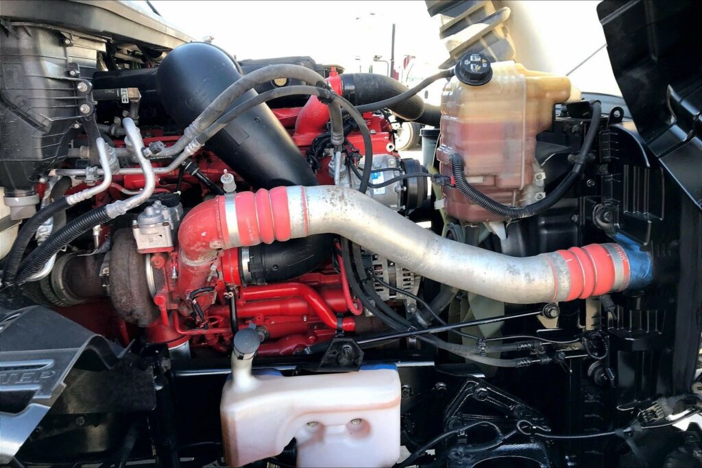 2022 CUM LT625 6×4 Sleeper