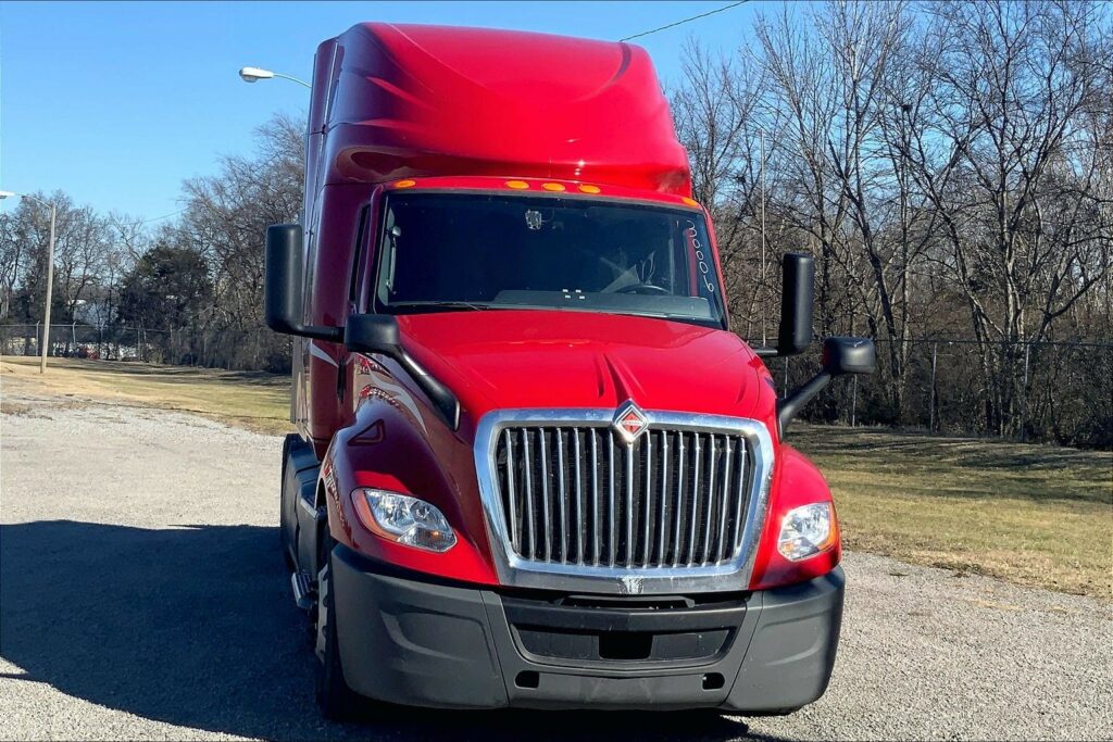 2023 CUM LT625 6X4 Sleeper