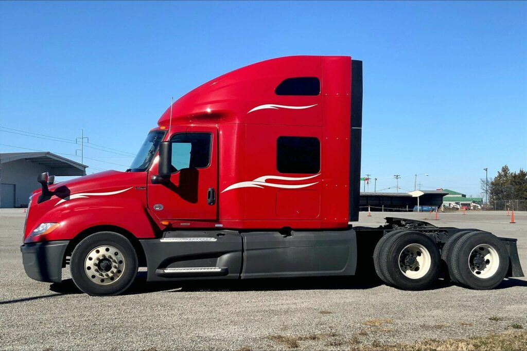 2023 CUM LT625 6X4 Sleeper