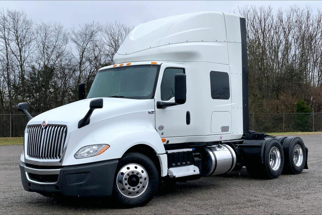 2022 CUM LT625 6×4 Sleeper