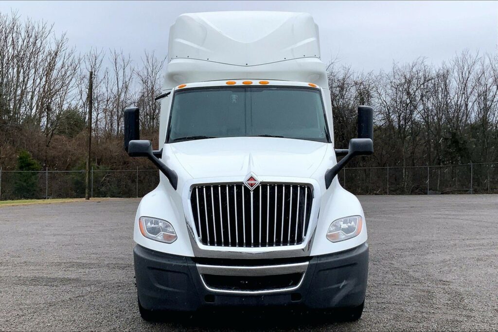 2022 CUM LT625 6×4 Sleeper