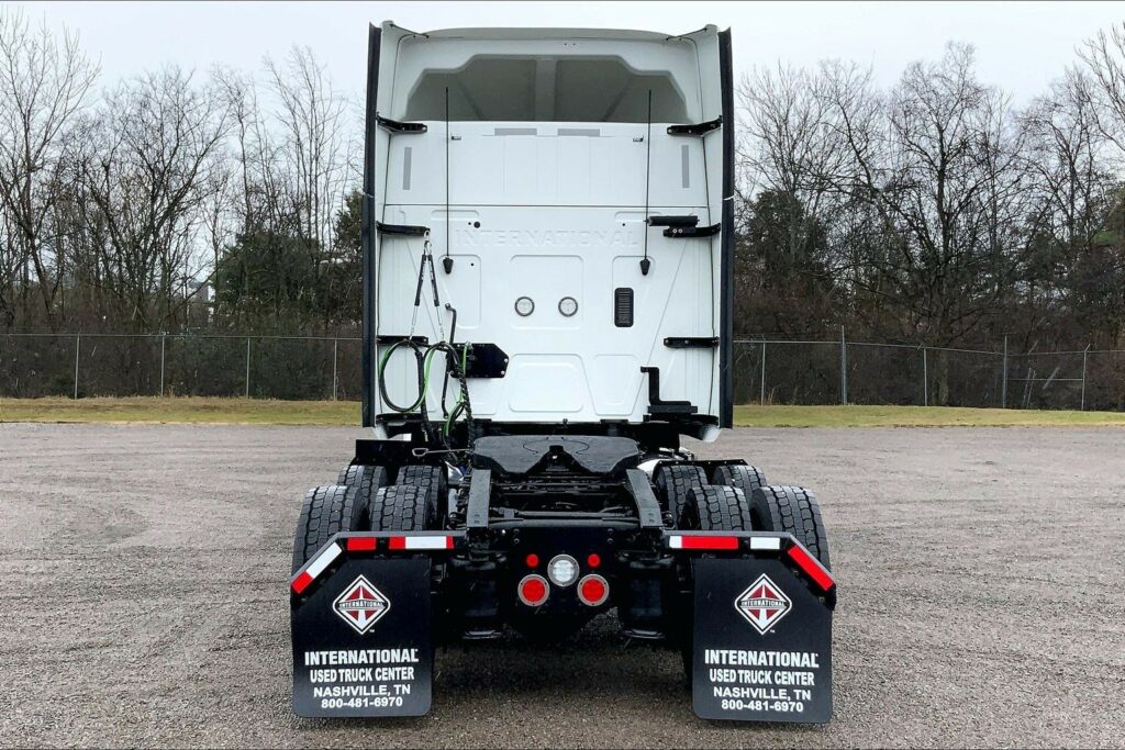 2022 CUM LT625 6×4 Sleeper