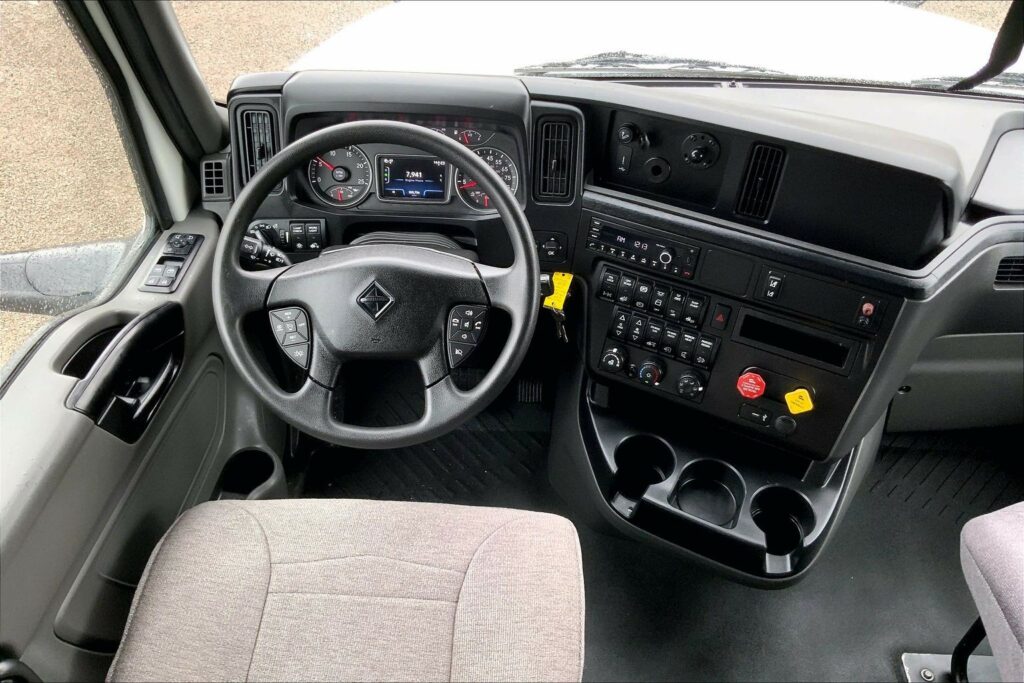 2022 CUM LT625 6×4 Sleeper