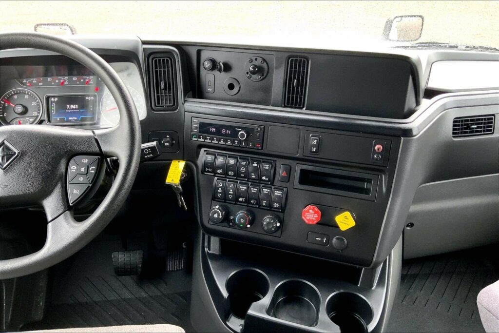 2022 CUM LT625 6×4 Sleeper