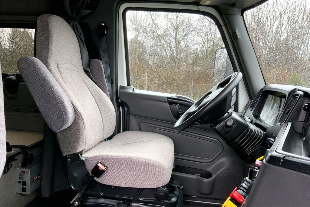 2022 CUM LT625 6×4 Sleeper