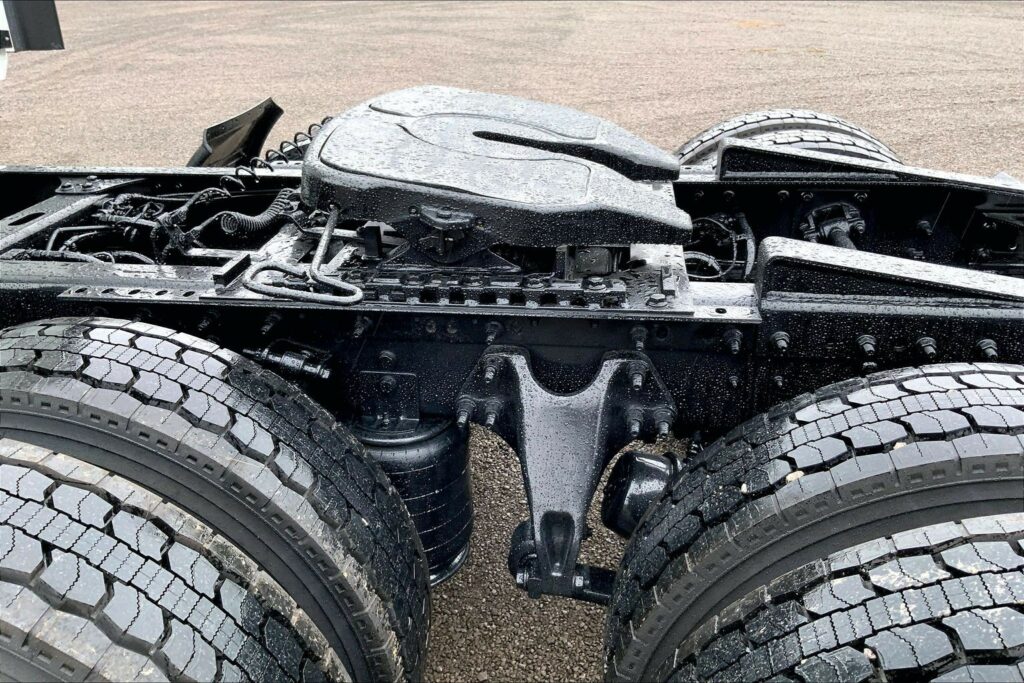 2022 CUM LT625 6×4 Sleeper