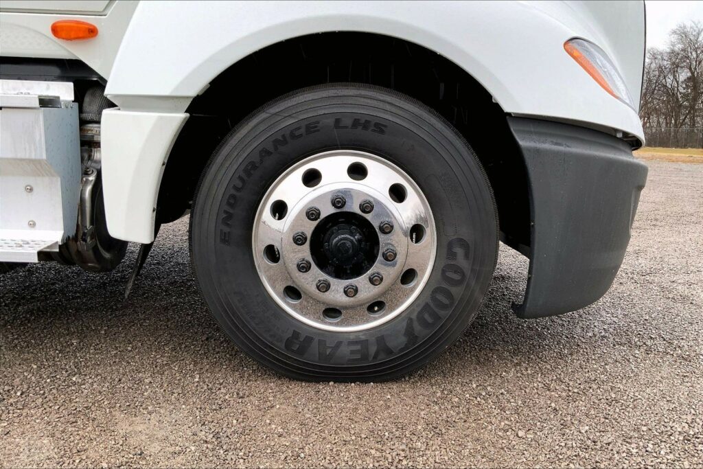 2022 CUM LT625 6×4 Sleeper