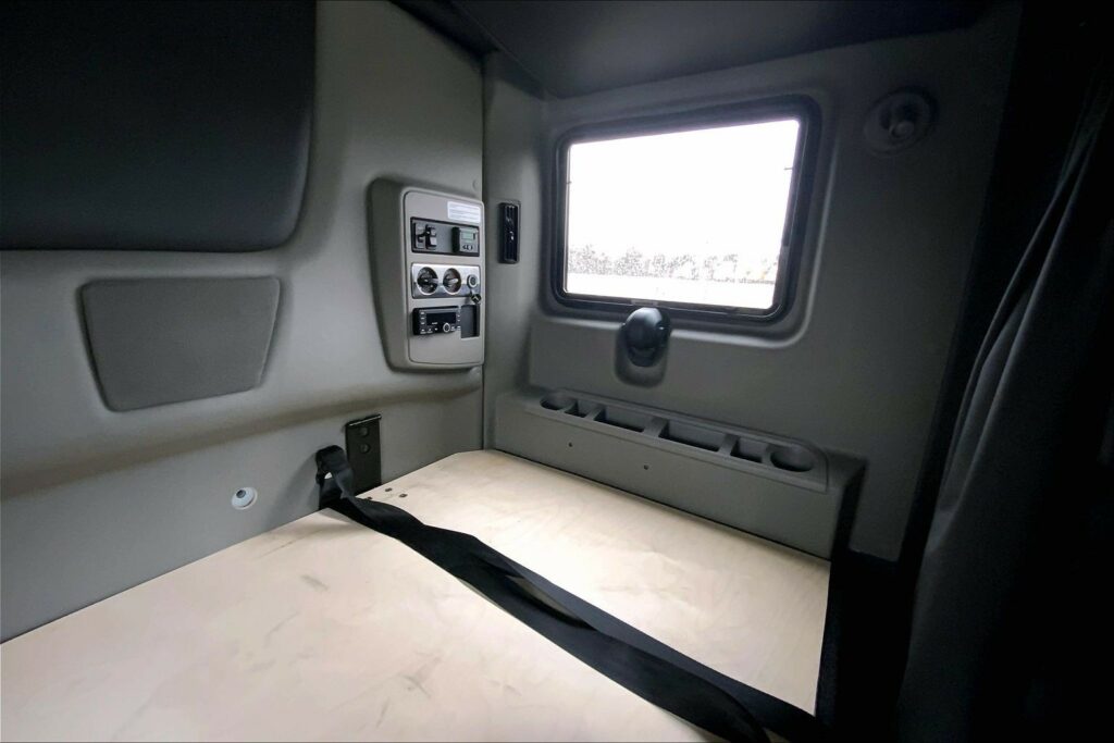 2022 CUM LT625 6×4 Sleeper