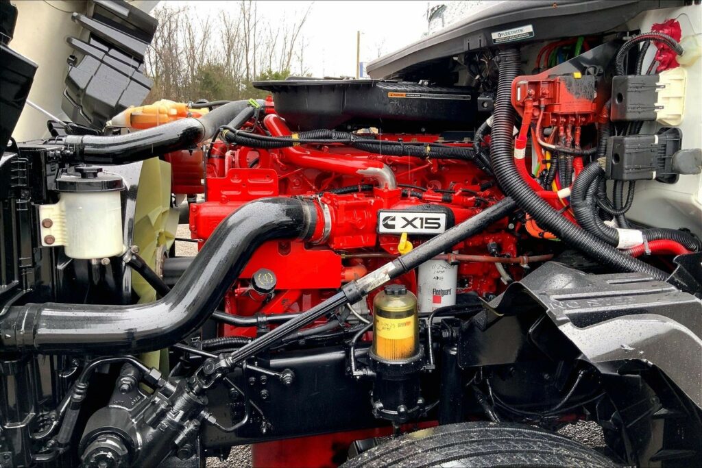 2022 CUM LT625 6×4 Sleeper