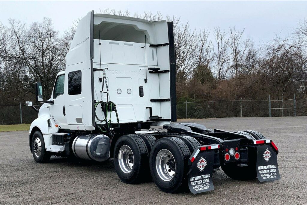 2022 CUM LT625 6×4 Sleeper