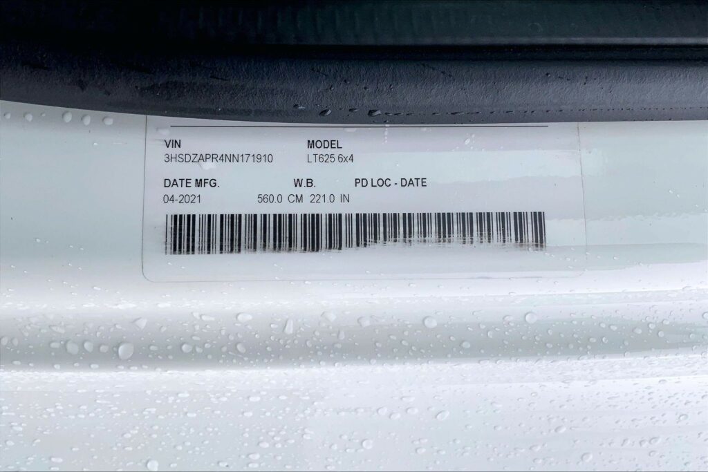 2022 CUM LT625 6×4 Sleeper