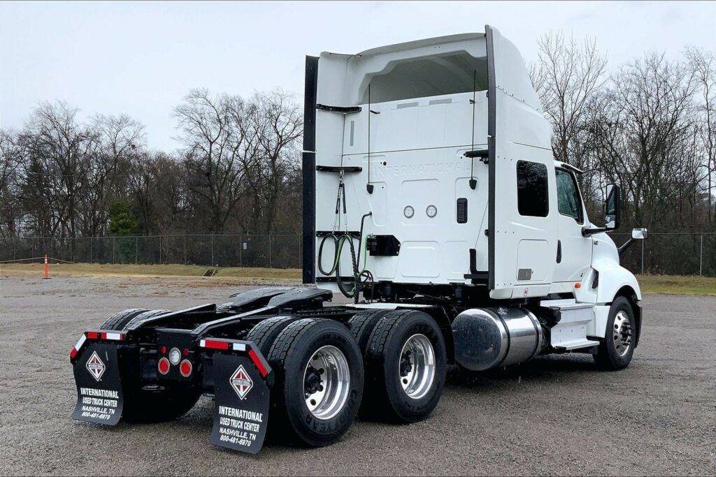 2022 CUM LT625 6×4 Sleeper