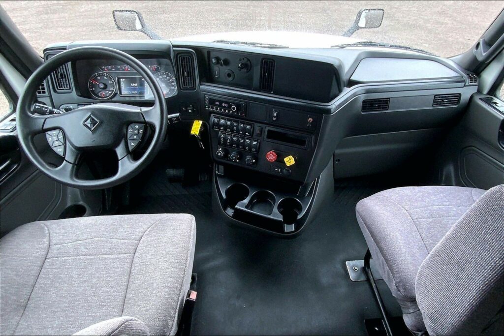 2022 CUM LT625 6×4 Sleeper