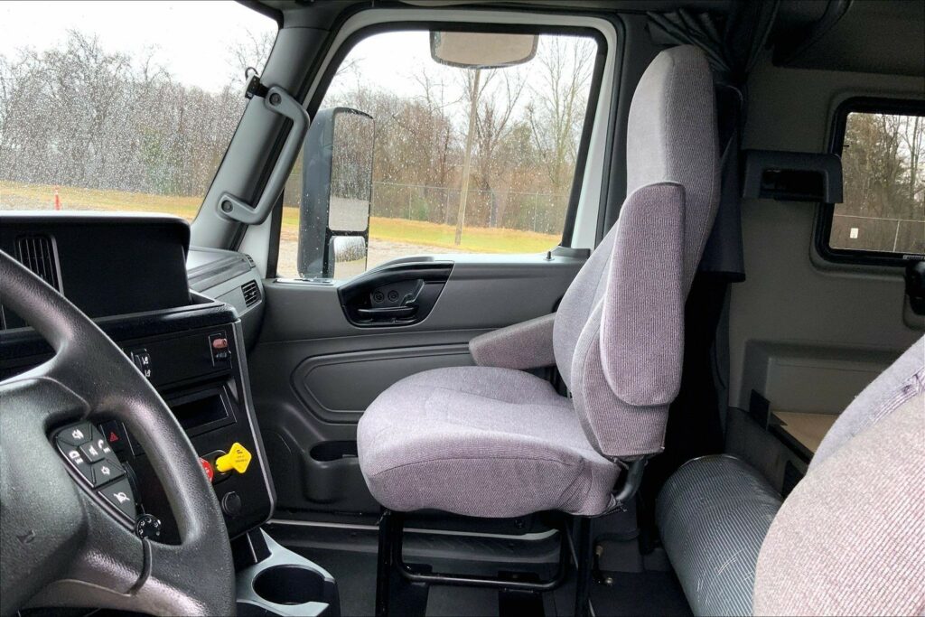 2022 CUM LT625 6×4 Sleeper