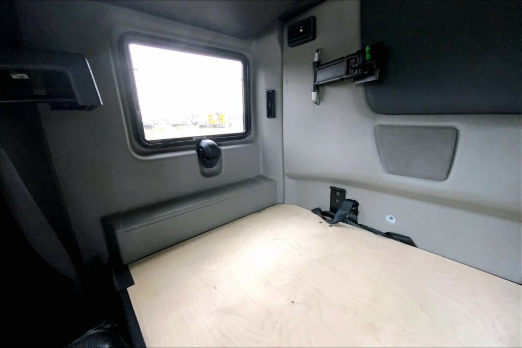 2022 CUM LT625 6×4 Sleeper