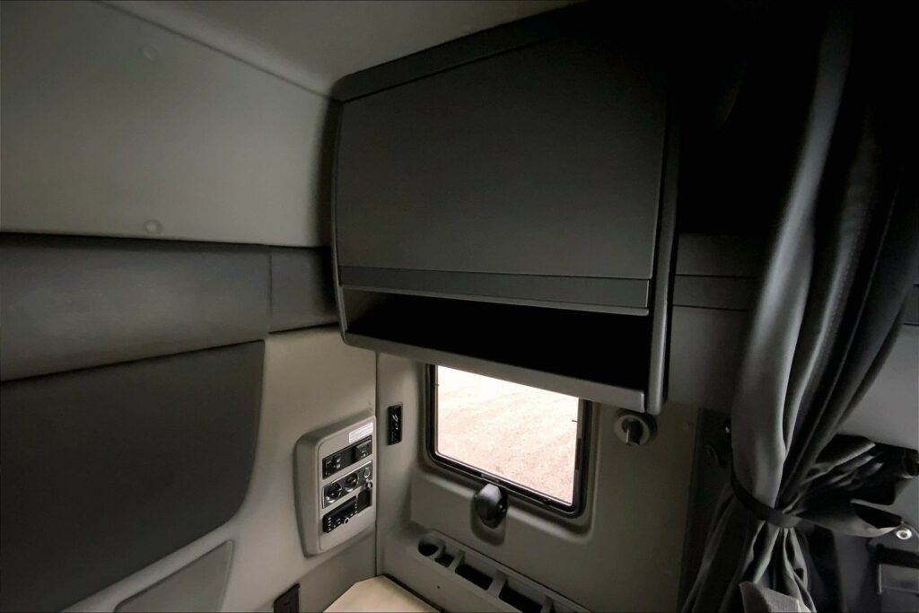 2022 CUM LT625 6×4 Sleeper