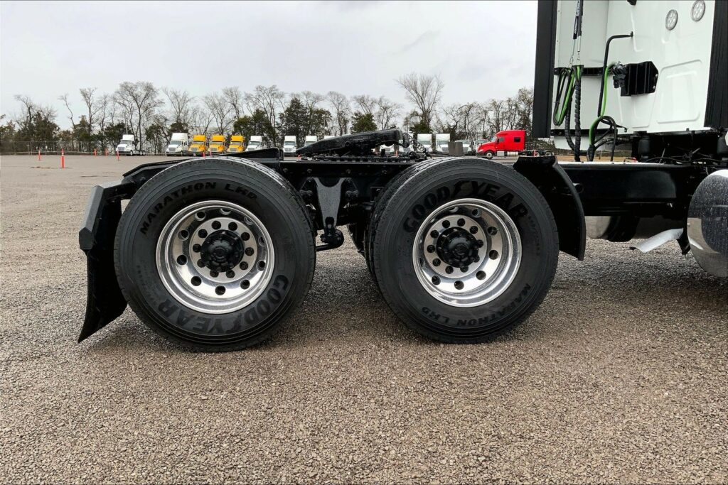 2022 CUM LT625 6×4 Sleeper