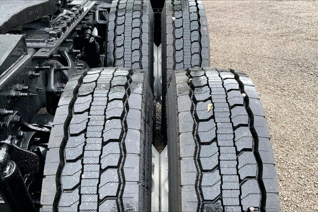 2022 CUM LT625 6×4 Sleeper