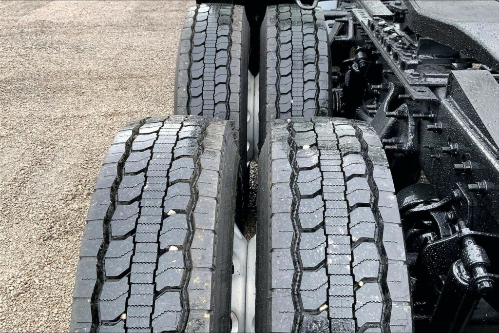 2022 CUM LT625 6×4 Sleeper