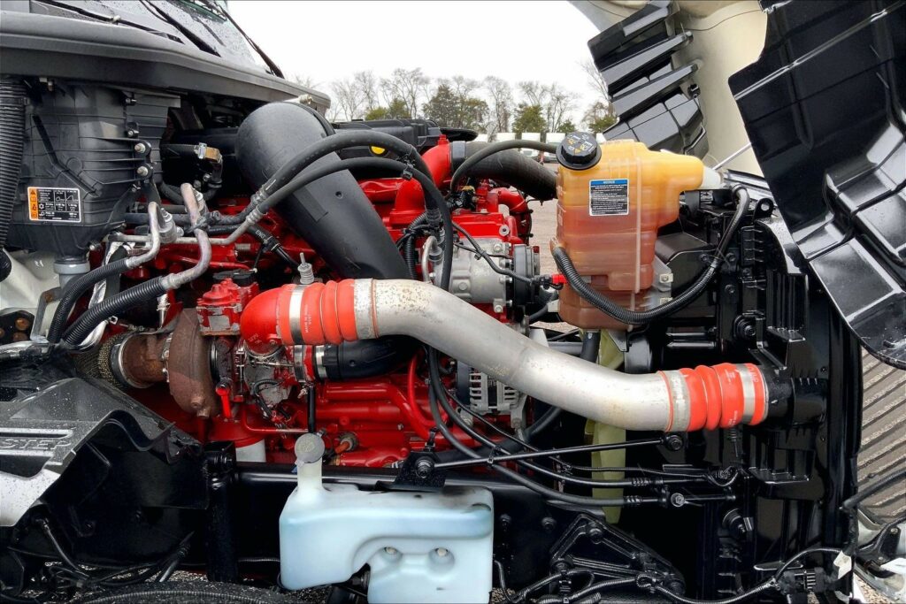 2022 CUM LT625 6×4 Sleeper