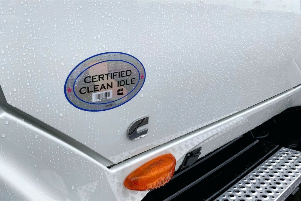 2022 CUM LT625 6×4 Sleeper