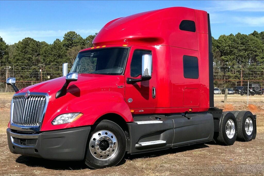 2022 CUM LT625 6×4 Sleeper