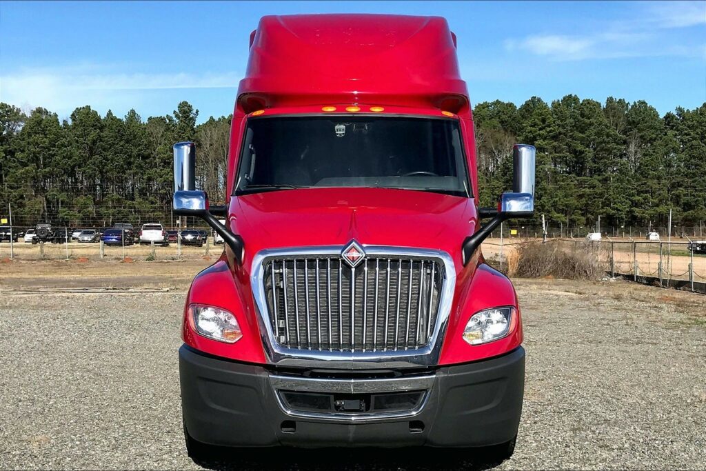 2022 CUM LT625 6×4 Sleeper