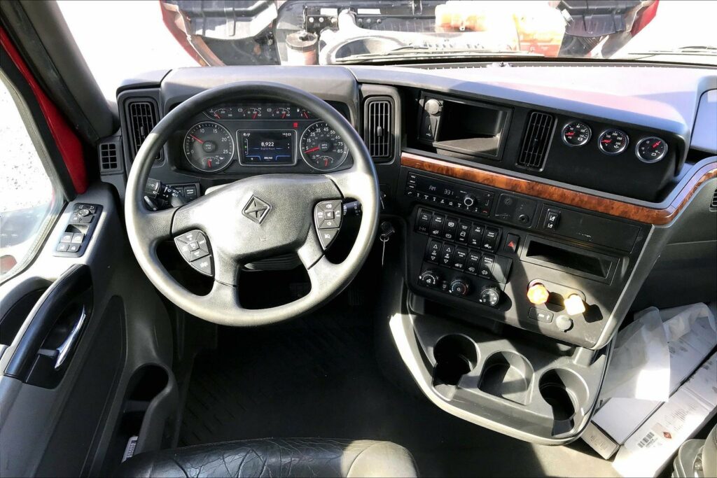 2022 CUM LT625 6×4 Sleeper