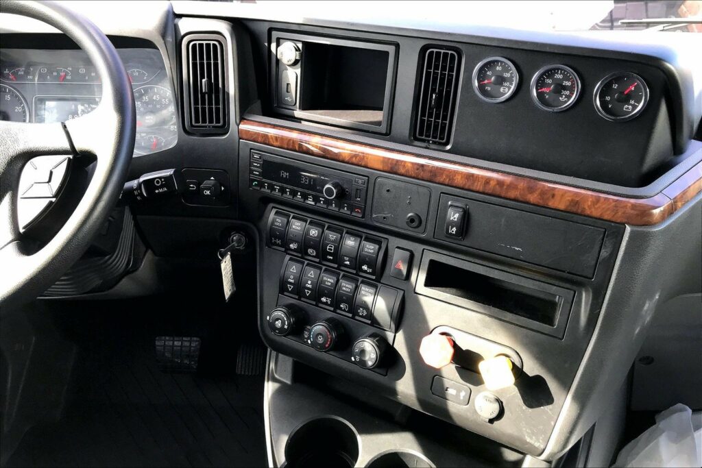 2022 CUM LT625 6×4 Sleeper