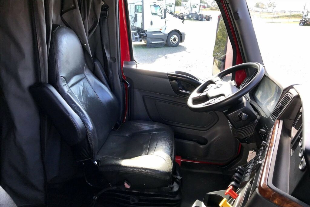 2022 CUM LT625 6×4 Sleeper