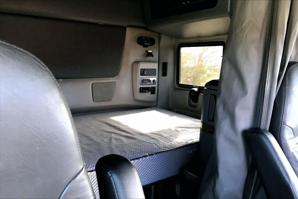 2022 CUM LT625 6×4 Sleeper