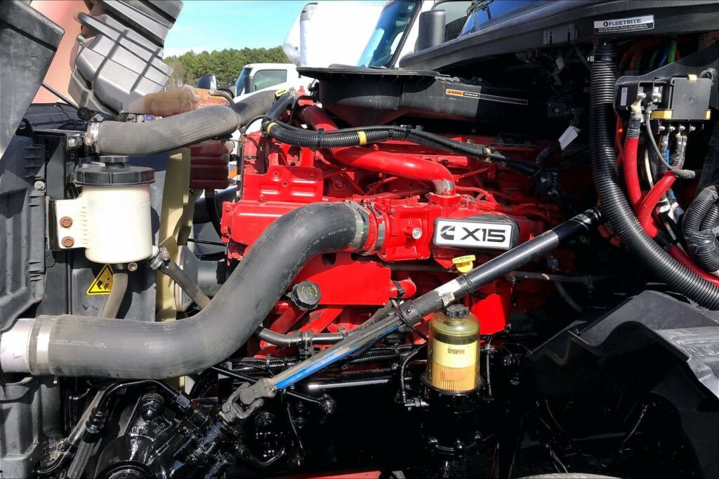 2022 CUM LT625 6×4 Sleeper