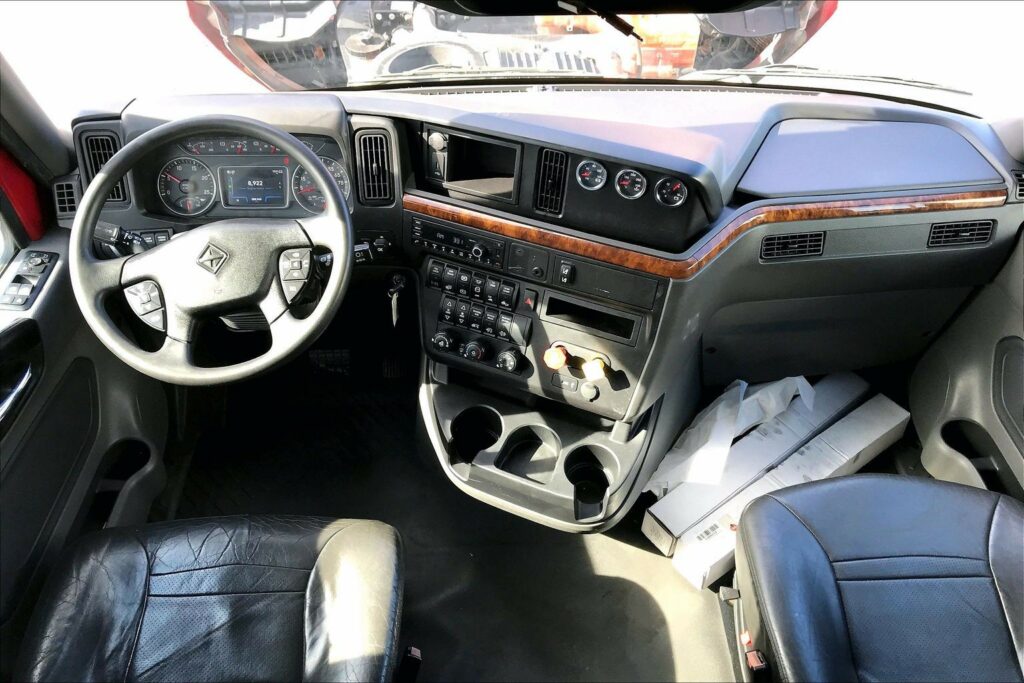 2022 CUM LT625 6×4 Sleeper