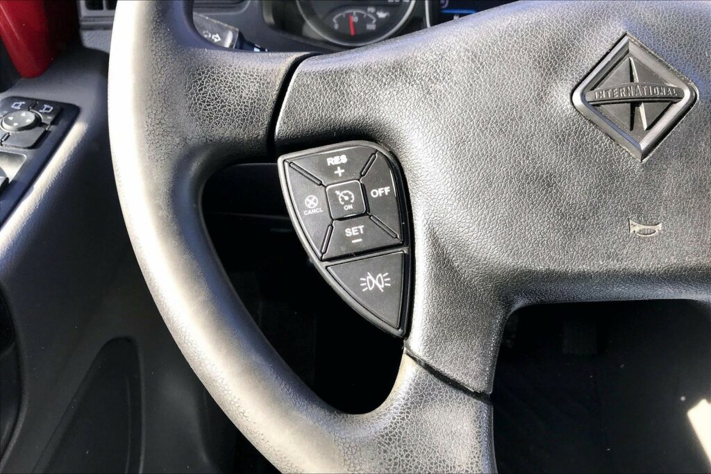 2022 CUM LT625 6×4 Sleeper